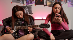 Healing Gen Z bisa juga hanya sekedar bernyanyi dan bermain alat musik.