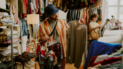 Gen Z hobi thrifting, bukan sekadar hemat, tapi juga gaya unik ramah lingkungan yang kekinian.