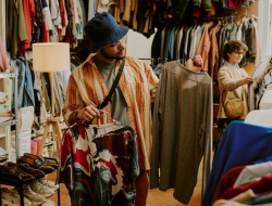 Tren Fashion Thrifting di Kalangan Gen Z: Murah, Unik, dan Kekinian