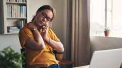 Hustle culture sering dianggap simbol kerja keras. Simak arti hustle culture, dampaknya, dan tips menghadapi tren ini.